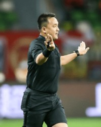  VAR争议判罚引发主帅集体炮轰  