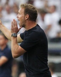  法兰克福主帅赛后批评裁判尺度  